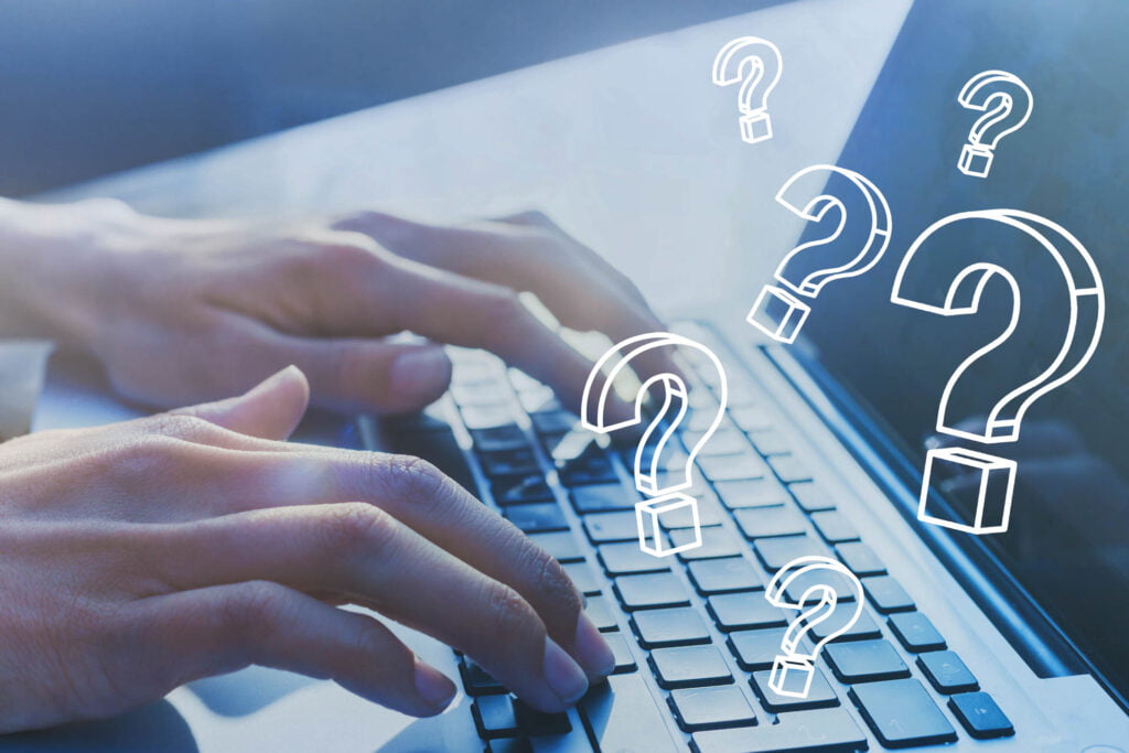 Kirjoittaa tietokoneella.